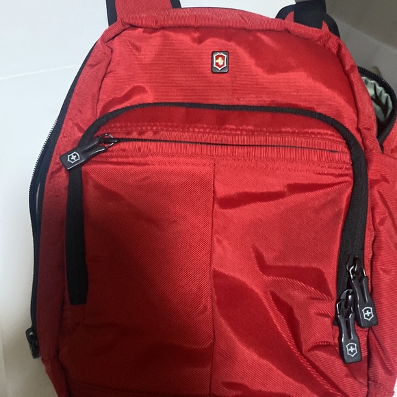 Red Victorinox makers of the original Swiss Army knife - Picture 5 of 9